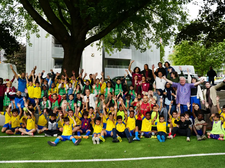 groep kinderen op voetbalveld